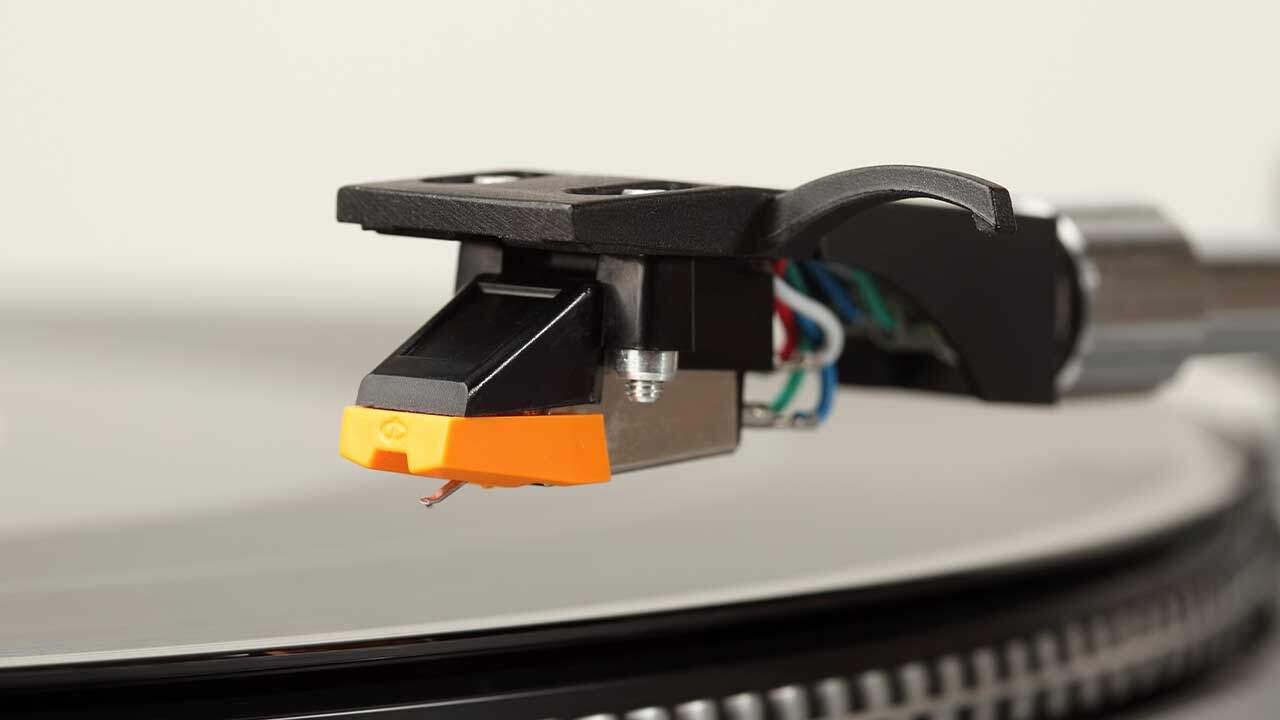 is-it-bad-to-touch-a-record-player-needle